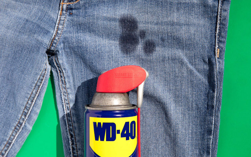 پاک کردن لکه با اسپری WD-40
