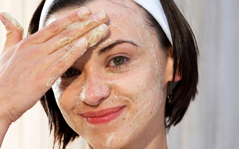 استفاده از لایه‌ برداری ملایم برای مراقبت از پوست کف پا در فصل پاییز