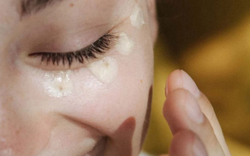 مراقبت از پوست دور چشم در فصل پاییز