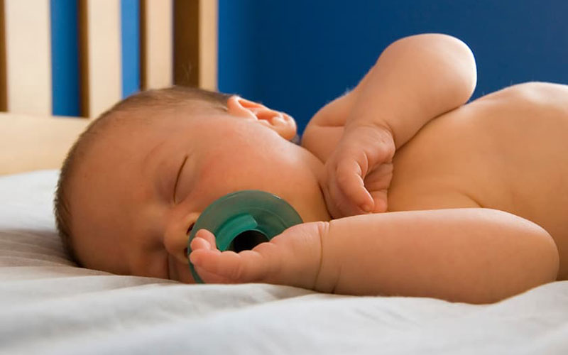 کاهش خطر سندرم مرگ ناگهانی نوزاد (SIDS) با پستانک ارتودنسی