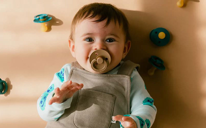 آرام‌سازی و کاهش بی‌قراری نوزاد با استفاده از پستانک ارتودنسی