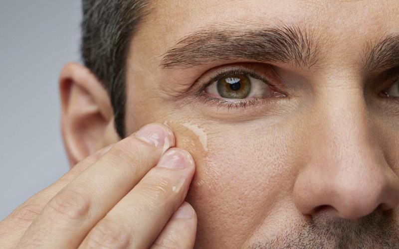 رفع چروک ریز با کرم دور چشم