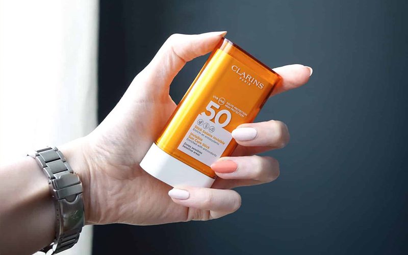 ضد-آفتاب-استیکی-کلارنس-بی-رنگ-SPF50