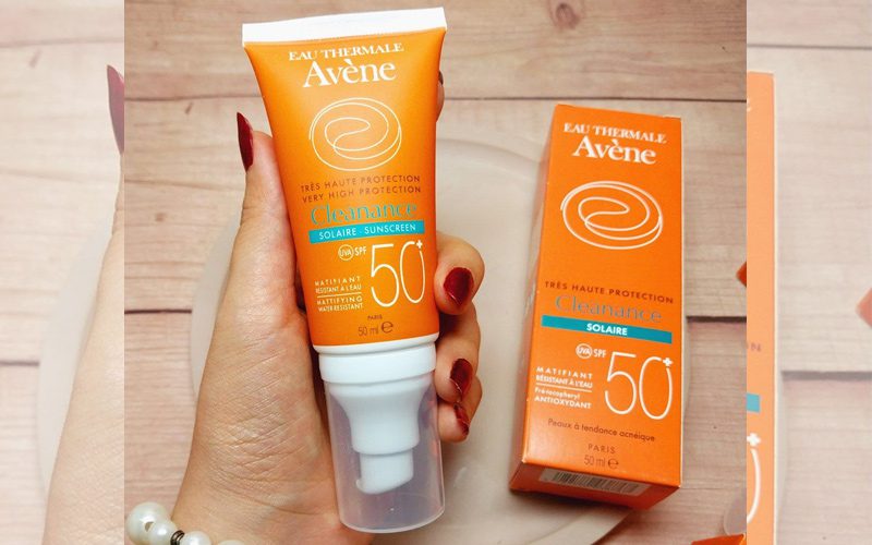 ضد-آفتاب-بی‌رنگ-اون-SPF50-مدل-کلینانس