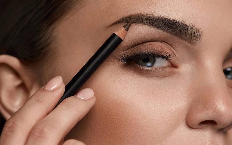 مرتب‌سازی ابروها در میکاپ لایت