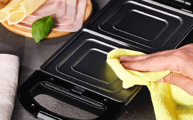 تمیز کردن اسنک ساز با دستمال مرطوب