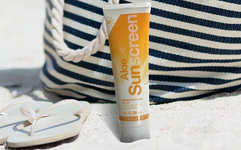 کرم-ضد-آفتاب-بی‌رنگ-فوراور-مدل-Living-Products-با-SPF30