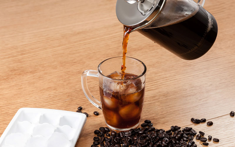 دم کردن قهوه به روش سرد با استفاده از فرنچ پرس