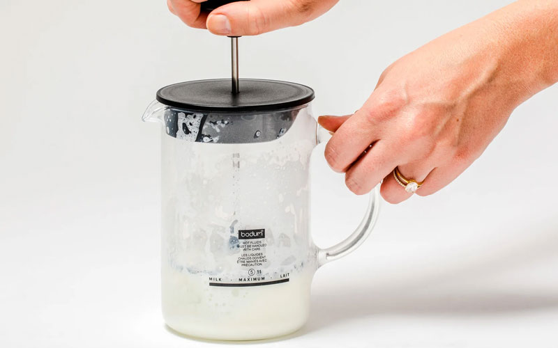 طرز استفاده از فرنچ پرس برای فوم شیر