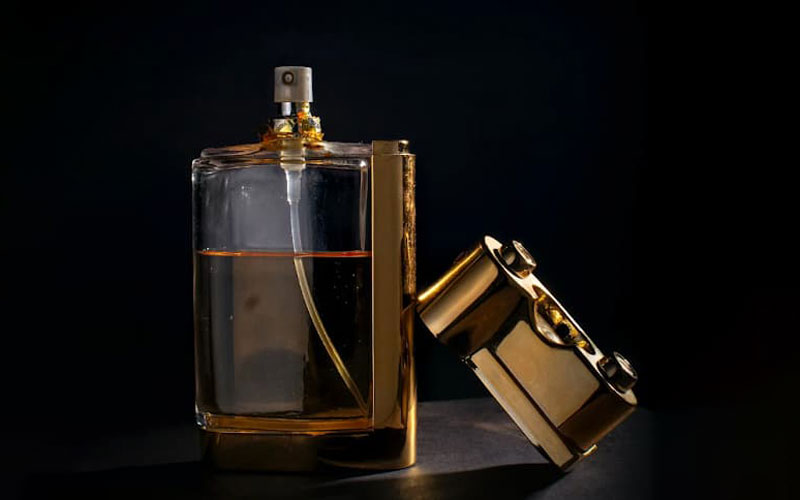 اکسیژن و تماس با هوا به کیفیت عطر آسیب می‌زند.