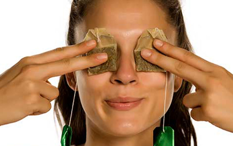 استفاده از چای کیسه‌ای سرد برای کاهش پف زیر چشم